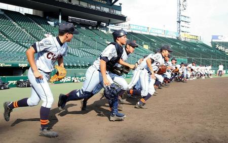元気よくグラウンドに飛び出すクラーク記念国際高校ナイン＝甲子園（撮影・持木克友）