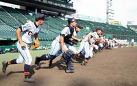 元気よくグラウンドに飛び出すクラーク記念国際高校ナイン＝甲子園（撮影・持木克友）