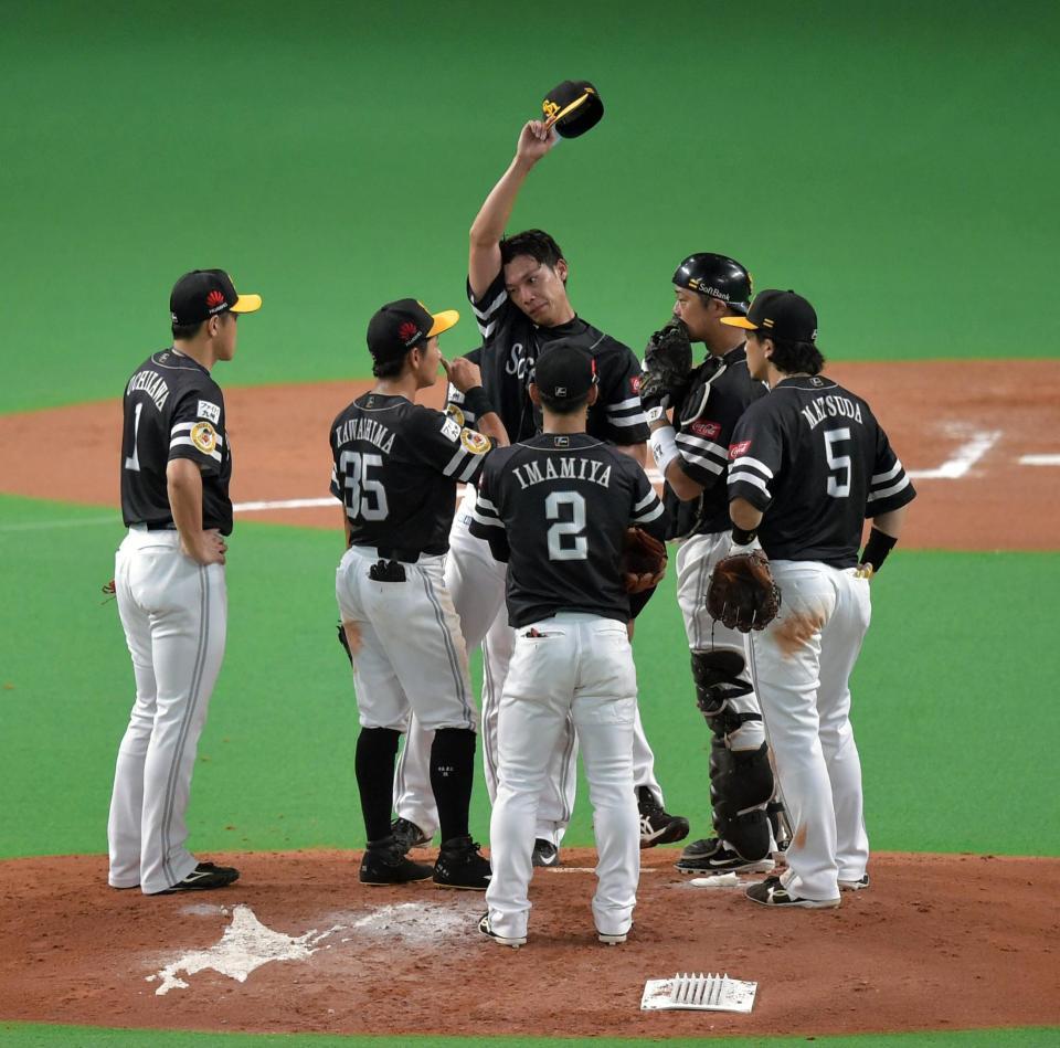 ６回、日本ハム・中田に勝ち越し二塁打を許し降板する岩崎（中央）