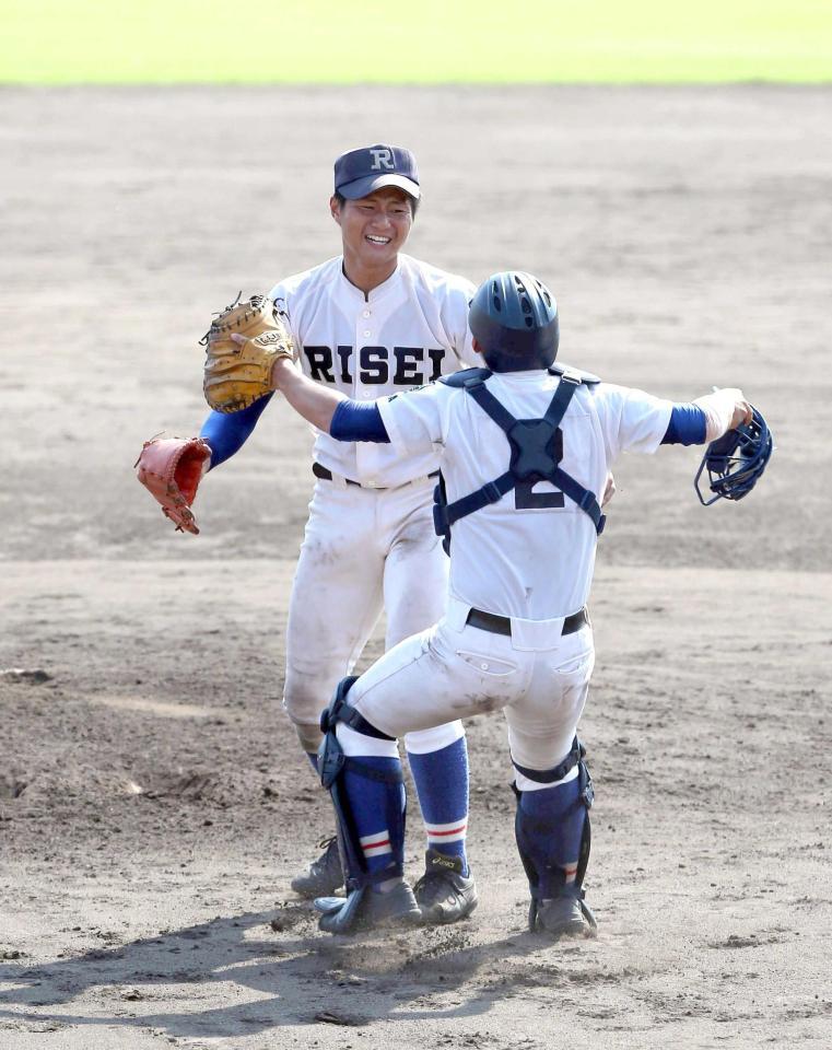 完封で金光大阪を破り、井町（手前）と喜び合う履正社・寺島　