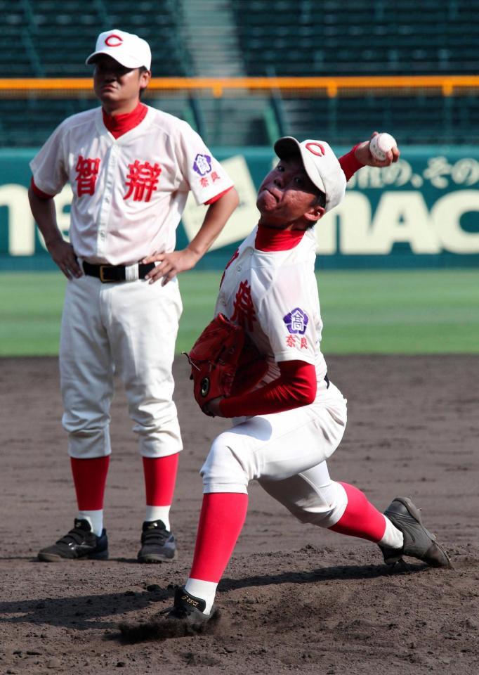 甲子園練習で打撃投手を務める村上頌樹＝甲子園（撮影・持木克友）