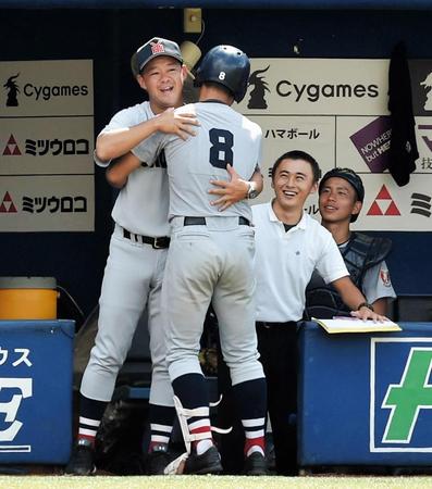５回、２ランを放った増田を抱き締める横浜・平田監督（左）