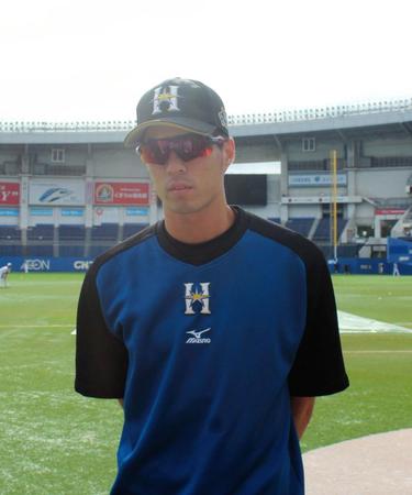 右眉の裂傷から一夜明け練習に参加した日本ハム・岡