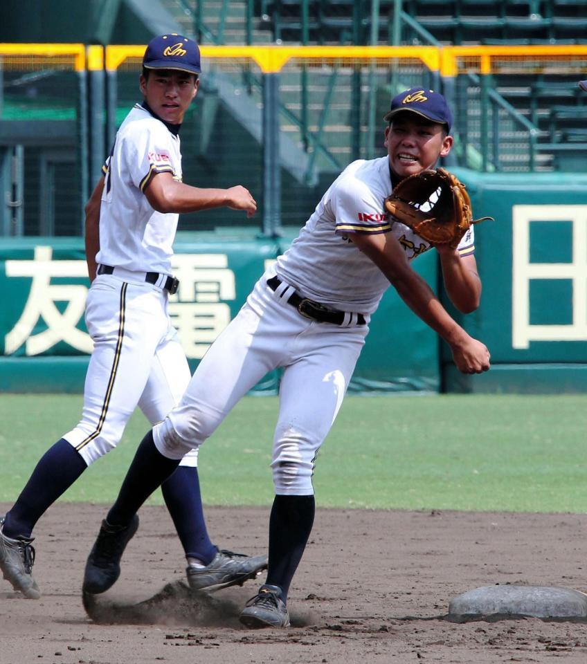 二塁の守備で軽快な動きを見せる前橋育英の高橋亮成＝甲子園（撮影・持木克友）