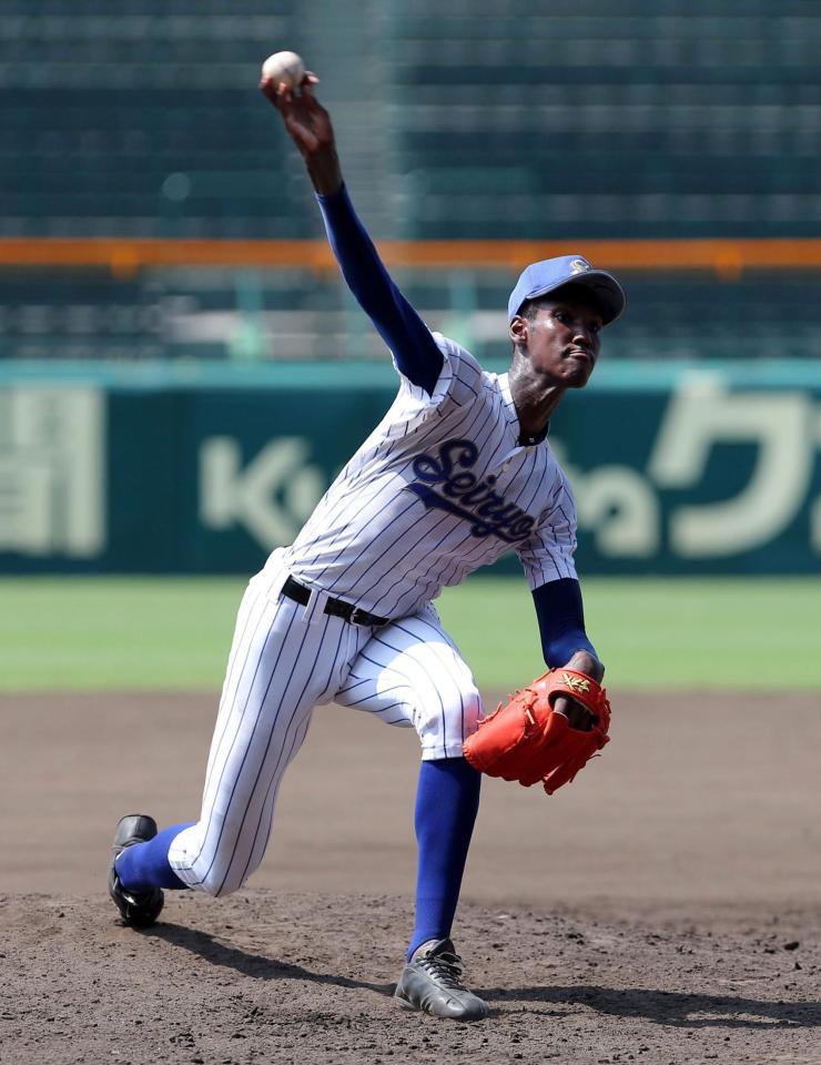 投球練習する松山聖陵・アドゥワ誠＝甲子園（撮影・山口登）