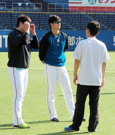 日本ハム・大谷（中央）