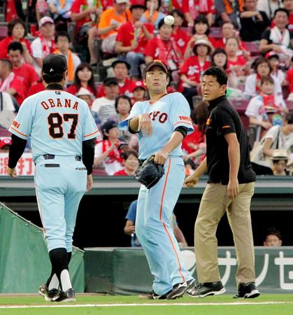 ３回、尾花高夫コーチ（左）とトレーナーに付き添われてベンチに下がる菅野（中央）＝撮影・吉澤敬太