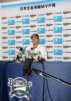 ７月度月間ＭＶＰ賞を獲得し、記者会見するオリックス・安達了一＝京セラドーム大阪（撮影・北村雅宏）