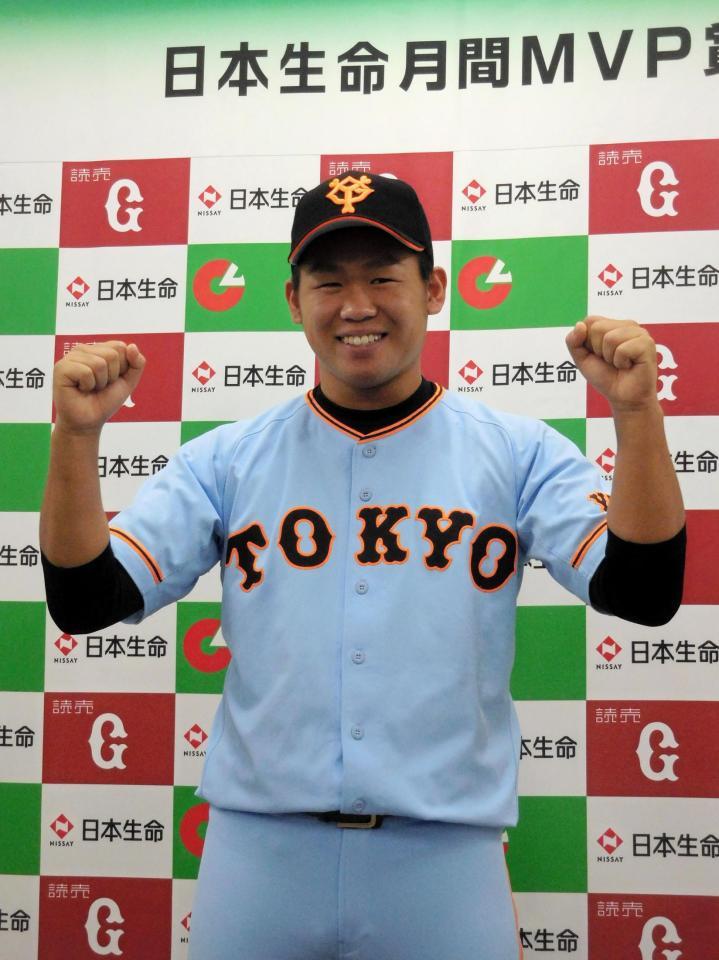 ７月度の月間ＭＶＰに選出され笑顔を見せる田口＝広島・マツダスタジアム