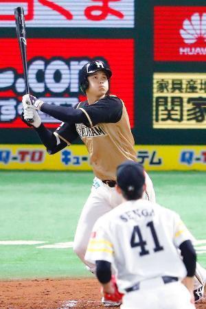 　３回日本ハム無死一塁、大谷が左越えに２ランを放つ。投手千賀＝ヤフオクドーム