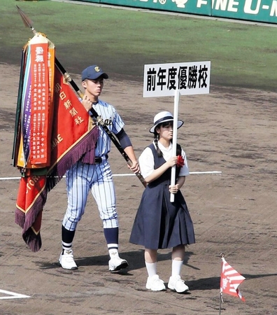 優勝旗を手に行進する前年度優勝校の東海大相模＝甲子園（撮影・持木克友）
