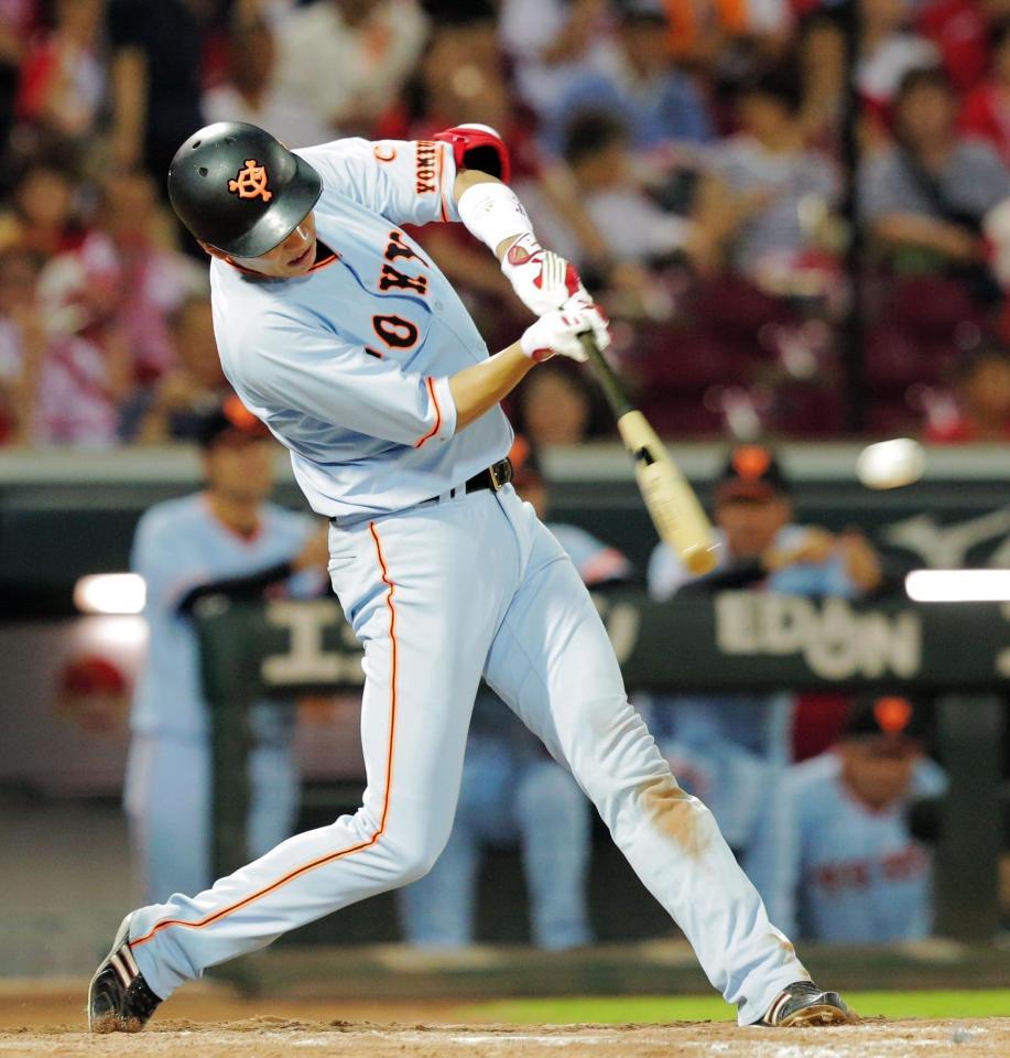 ９回、坂本は勝ち越し適時打を放つ