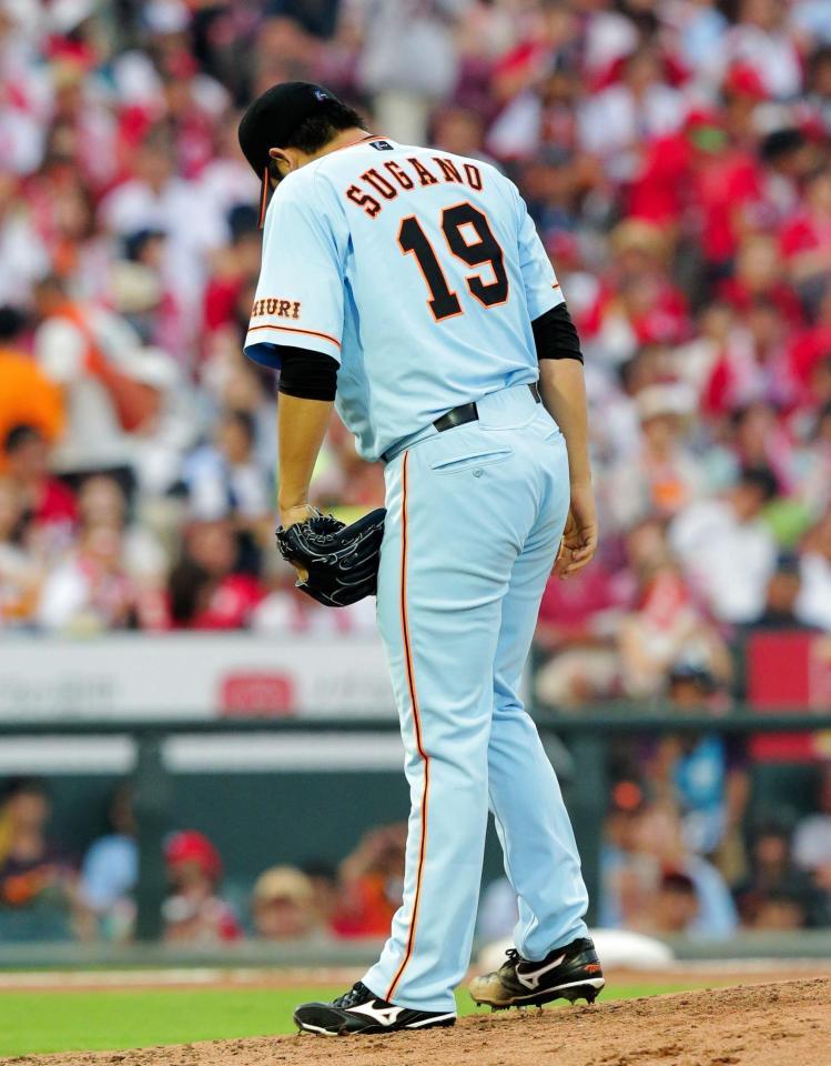 ３回、菅野は足下を見つめ立ち止まり、その後ベンチに下がる