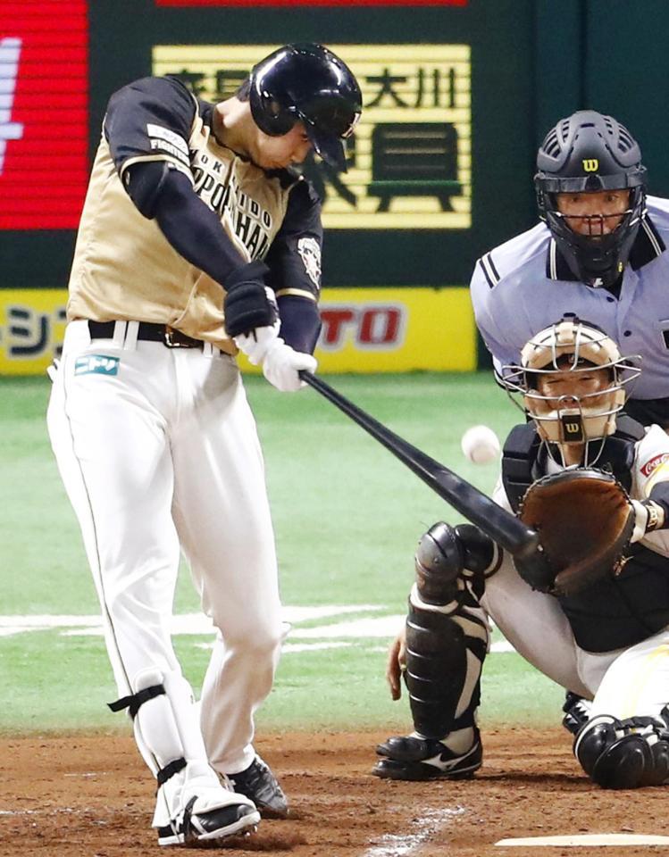 　７回日本ハム１死二塁、大谷が中越えに、この試合２本目の２ランを放つ＝ヤフオクドーム
