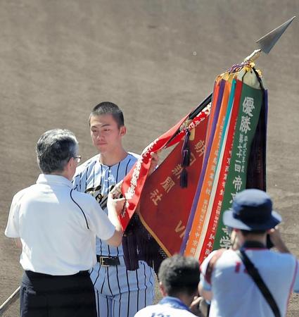 1人ぼっちの優勝旗返還 東海大相模・戸崎主将/野球/デイリースポーツ online