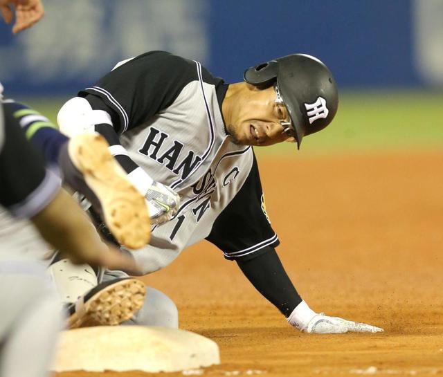 バレンティンが痛恨…飛球を後逸　差し出したグラブをスルリ