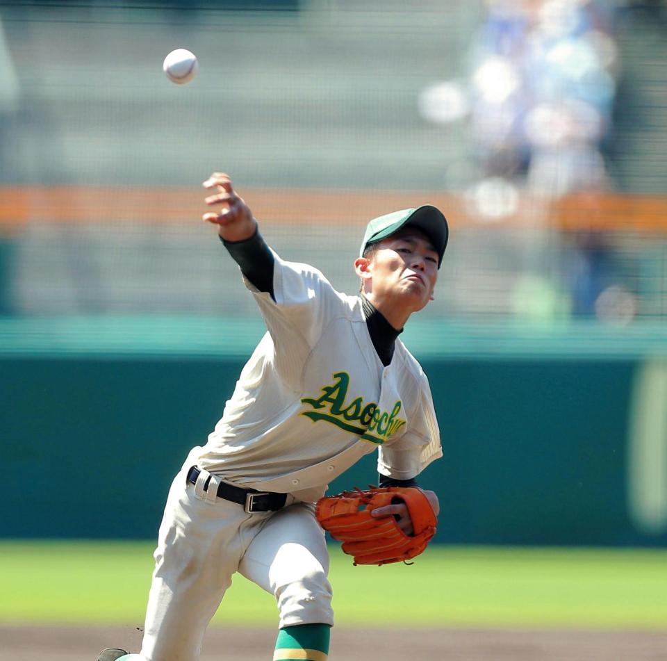 　始球式を務める熊本県立阿蘇中央高校野球部・倉岡真聖主将