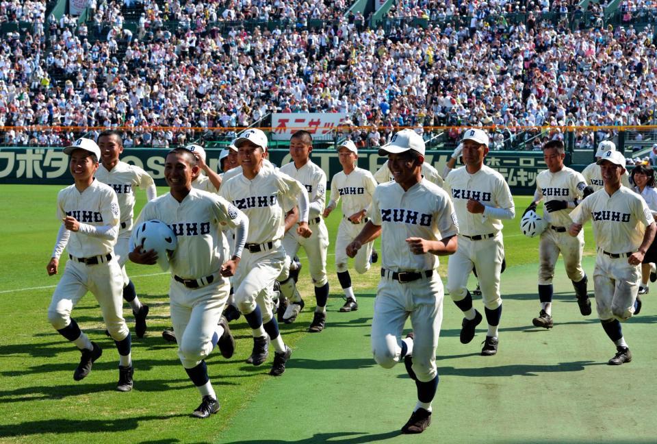 初戦敗退するも笑顔で甲子園を後にする出雲ナイン＝（撮影・堀内翔）