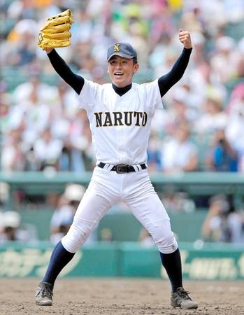　完投勝利を挙げ、ガッツポーズする鳴門・河野（撮影・北村雅宏）