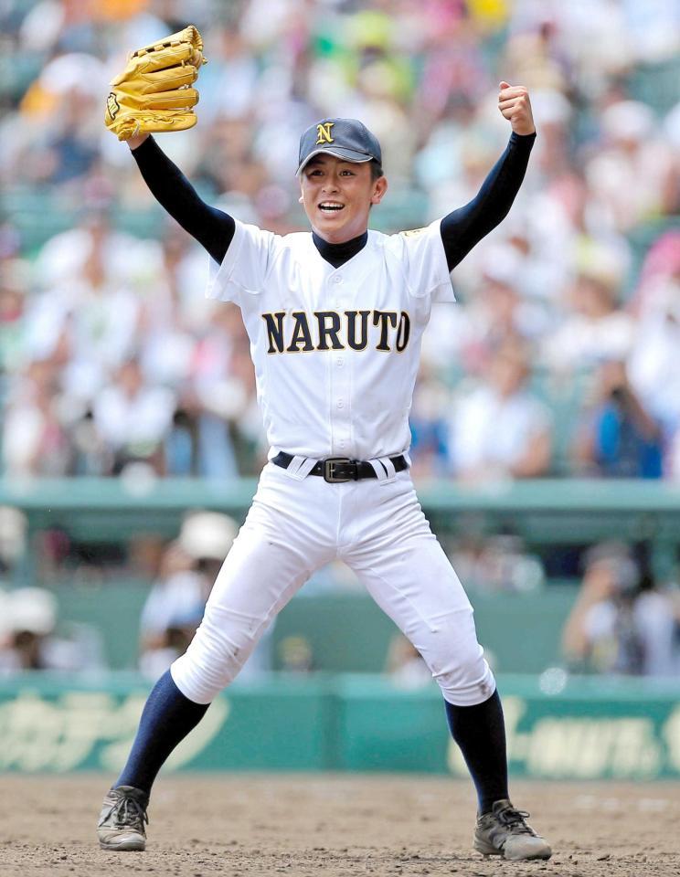 　完投勝利を挙げ、ガッツポーズする鳴門・河野（撮影・北村雅宏）
