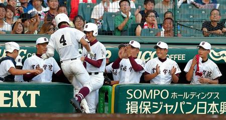 ７回、２ランを放った有村を迎える常総学院ナイン＝甲子園（撮影・堀内翔）