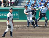 ３回横浜２死一、三塁、公家が３ランを放つ。投手は渡辺＝甲子園（撮影・堀内翔）