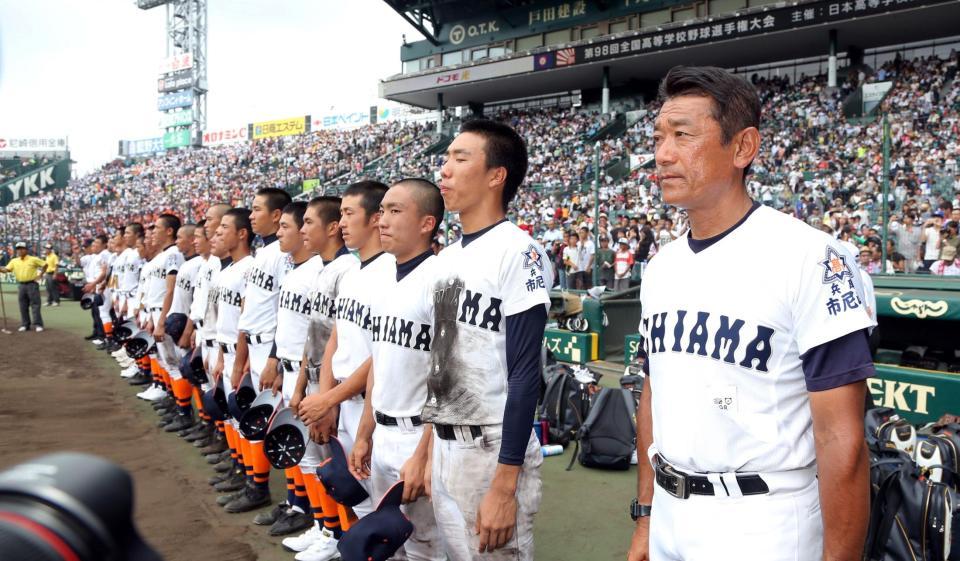 初戦敗退しベンチ前に整列する市尼崎ナイン（右は尼崎・竹本修監督）＝甲子園（撮影・山口登）