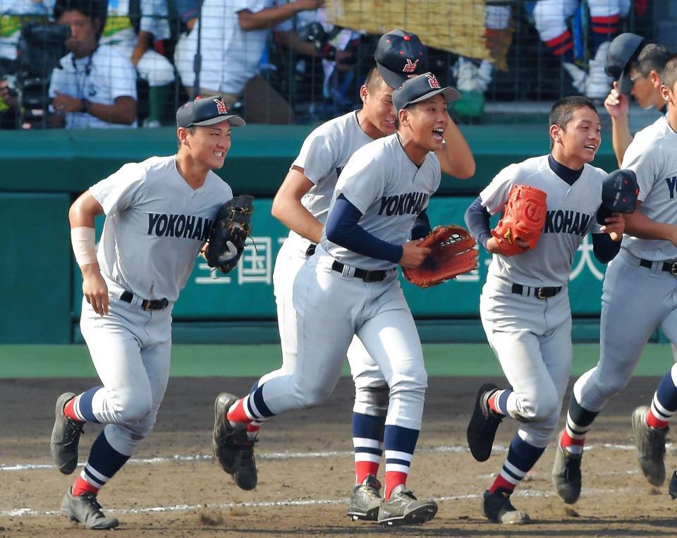 初戦を突破した（左から）横浜・公家、藤平＝甲子園（撮影・堀内翔）