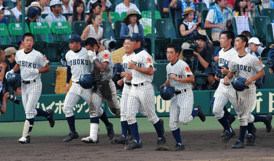 初戦敗退し肩を落とす東北ナイン＝甲子園（撮影・堀内翔）