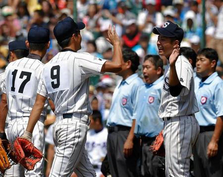 　延長１２回を投げきり、決勝犠飛を放った北谷（９）とタッチを交わす広島新庄・堀（撮影・堀内翔）