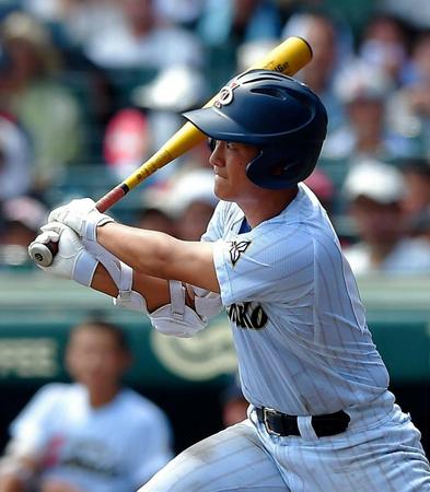 ９回、チーム初安打となる二塁打を放つ富山第一・狭間悠希＝甲子園（撮影・堀内翔）