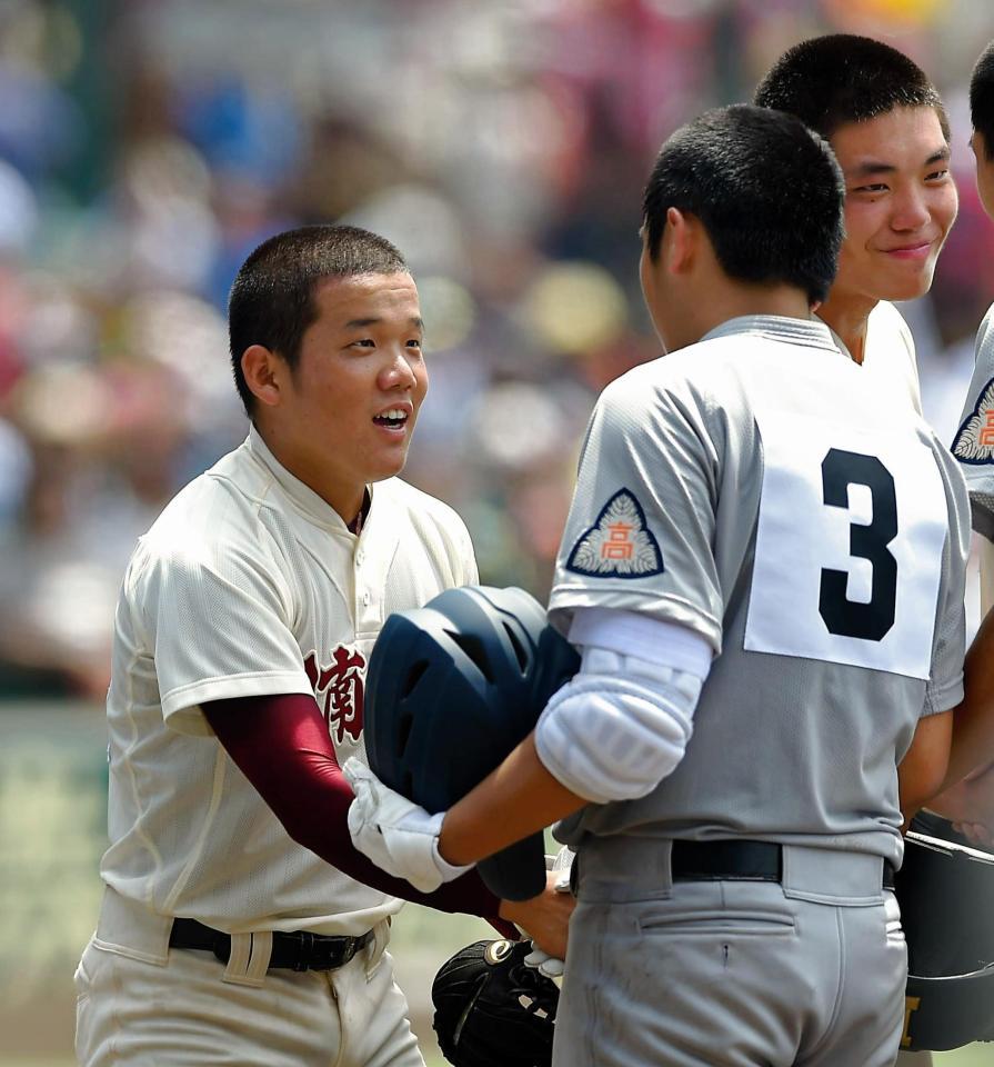 初戦を突破し八王子学園八王子ナインとあいさつする日南学園・森山弦暉（左）＝甲子園（撮影・堀内翔）