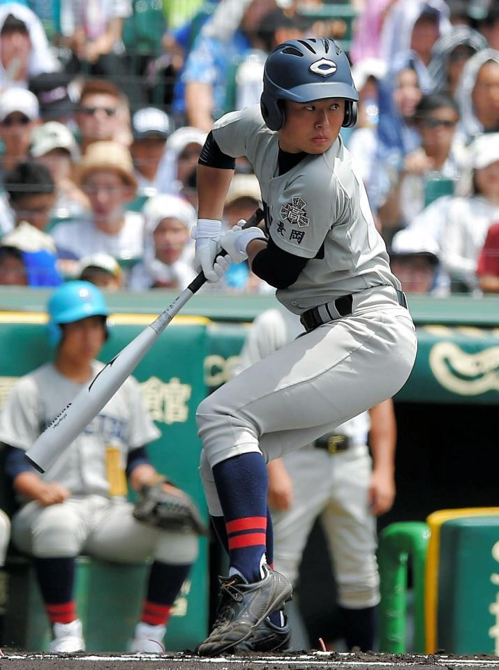 独特のバッティングフォーム中越・斉藤隆弥＝甲子園（撮影・堀内翔）