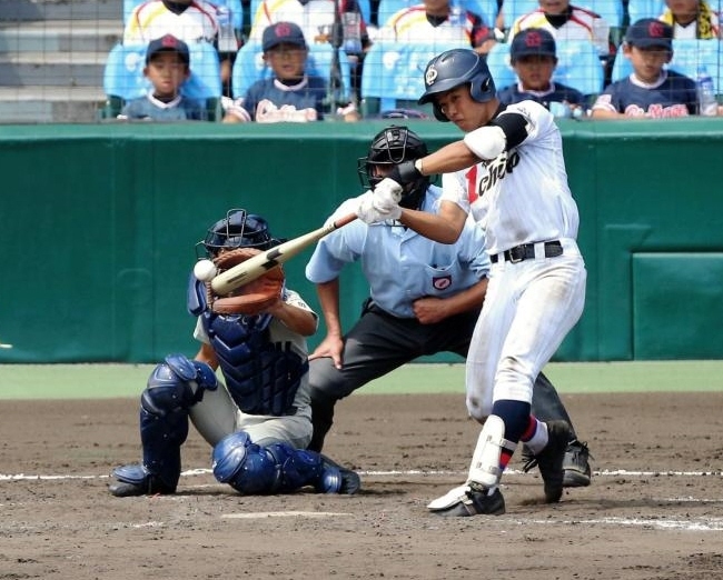 ９回富山第一１死二塁、左越えサヨナラ二塁打を放つ富山第一・河原大成＝甲子園（撮影・持木克友）