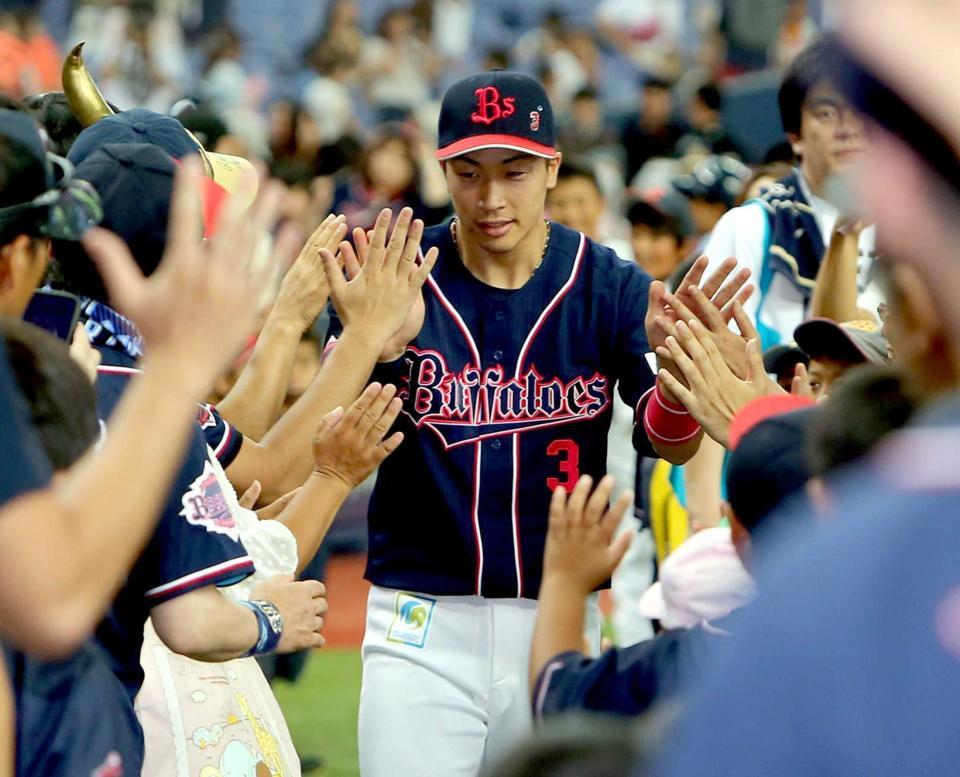 　ファンと勝利のハイタッチをする安達（撮影・山口登）