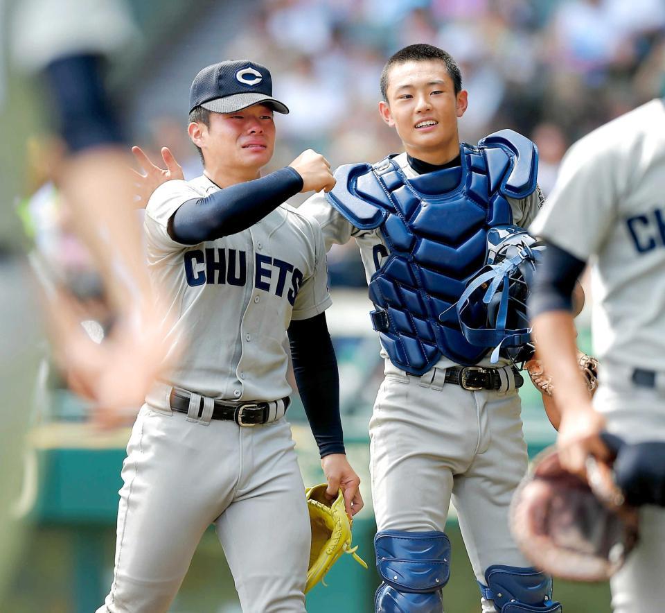 　９回１死まで無安打投球もサヨナラ負けし、悔し涙を流す中越・今村。右は広川（撮影・堀内翔）　