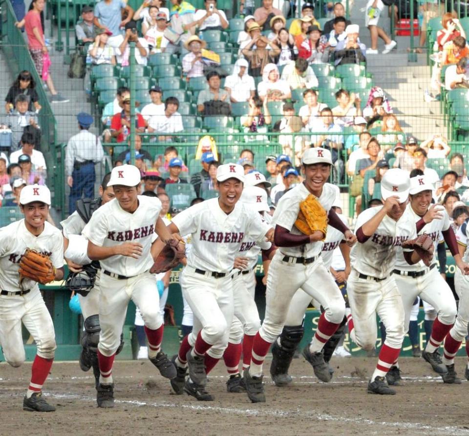 春夏通じて甲子園初勝利を収め、笑顔でアルプススタンドへ駆け出す嘉手納ナイン（撮影・堀内翔）