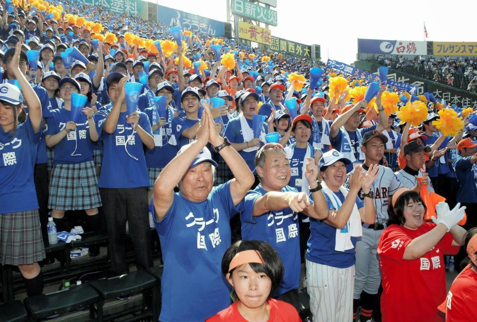 アルプスで生徒とともに応援するクラーク国際の三浦雄一郎校長（手前左）＝甲子園（撮影・持木克友）