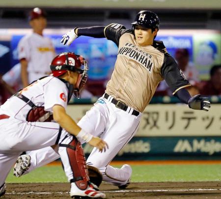 　４回、中田の二塁打で生還する一走・大谷