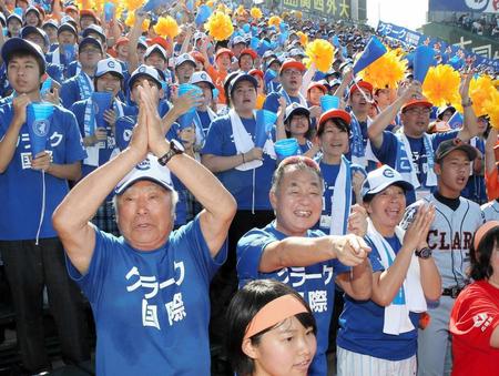　アルプススタンドから声援を送るクラーク・三浦雄一郎校長（手前左）