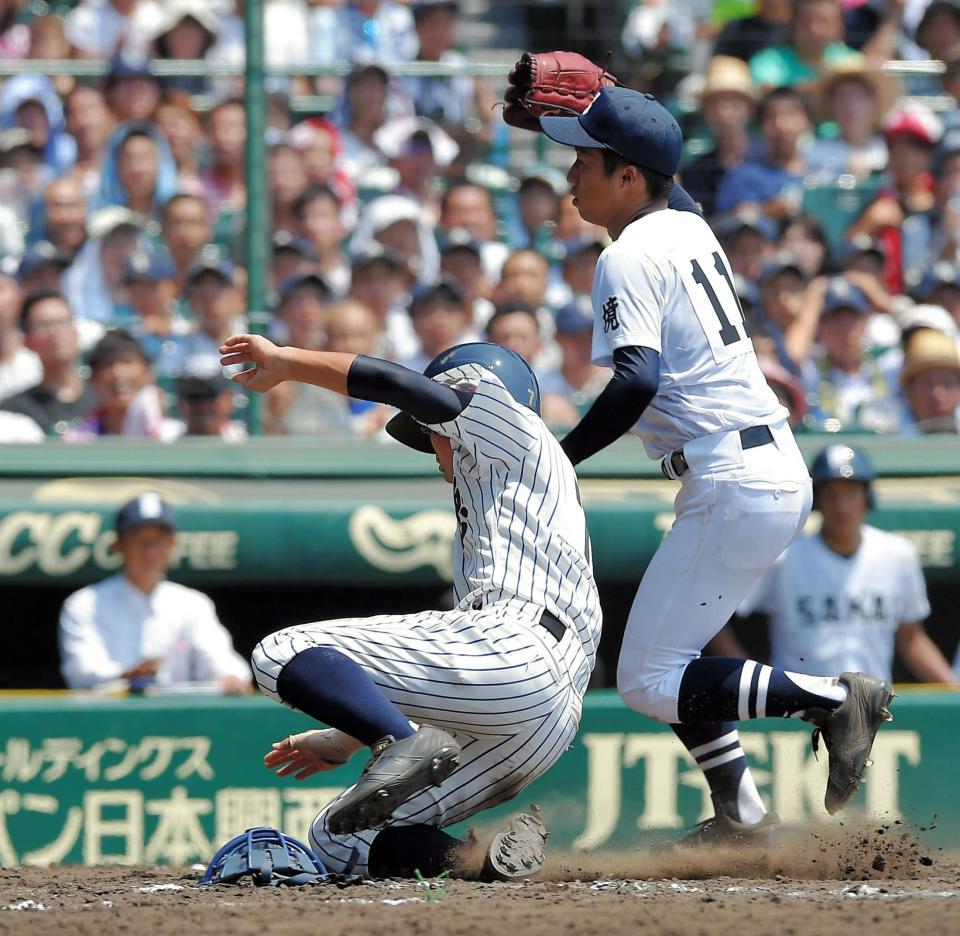 ８回明徳義塾２死二、三塁、生還する三走西村舜。投手は境・高木優＝甲子園（撮影・堀内翔）