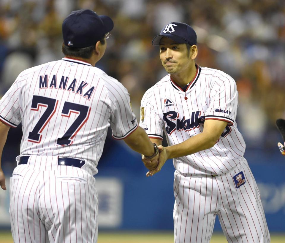 ５勝目を挙げヤクルト・真中監督（左）のねぎらいを受ける山中