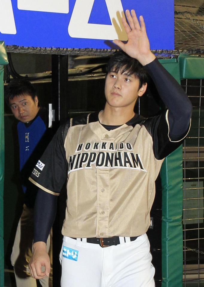 　楽天に勝利し、ファンの声援に応える日本ハム・大谷＝コボスタ宮城