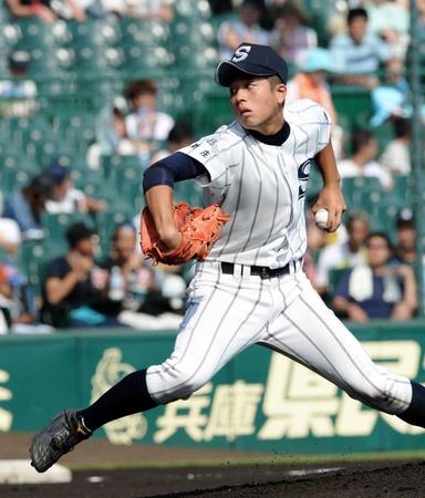 力投する広島新庄の先発・堀＝甲子園（撮影・開出牧）