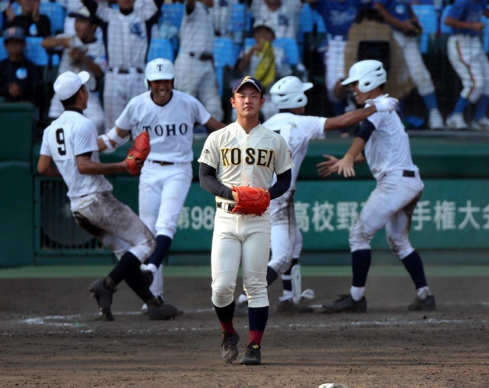 　９回、サヨナラ負けにマウンドでぼう然とする八戸学院光星・桜井（撮影・山口登）
