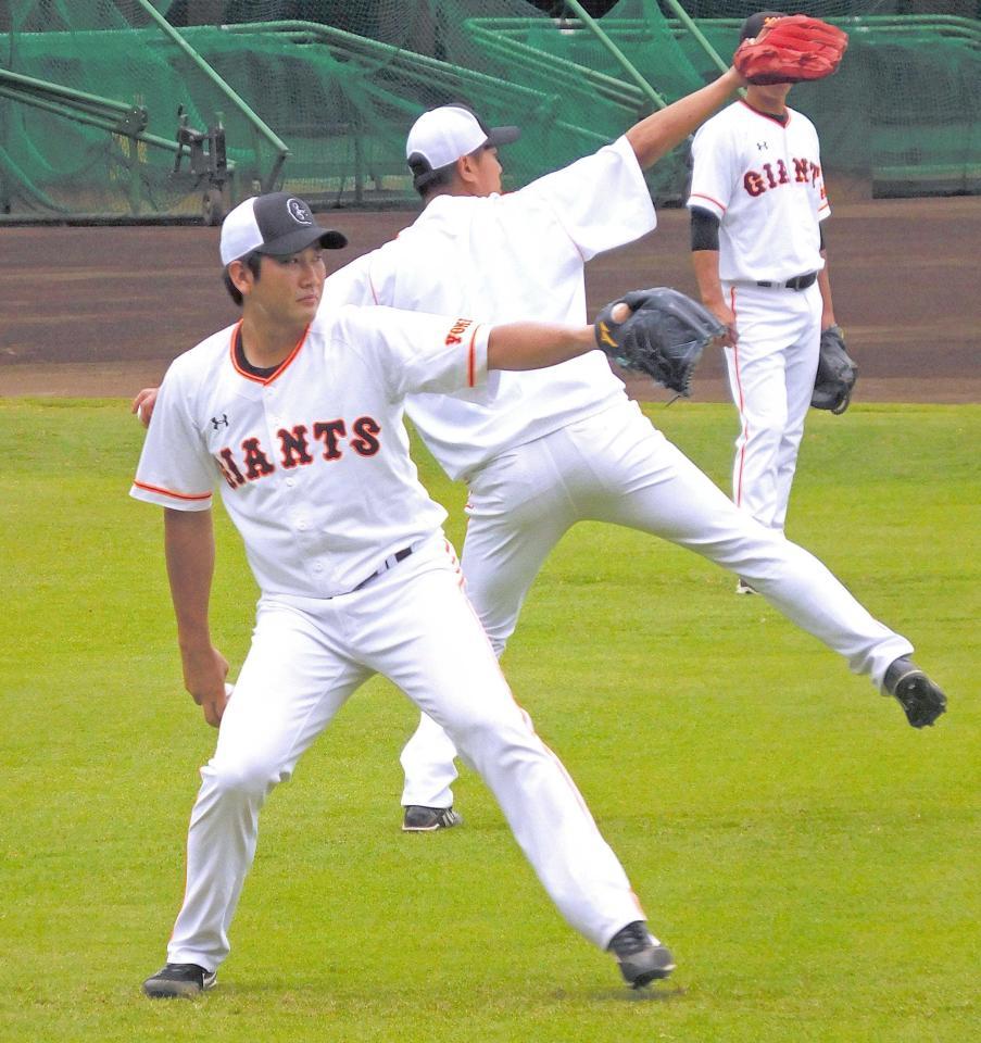 　復帰戦となる中日戦へ向けキャッチボールする菅野（後方は内海）