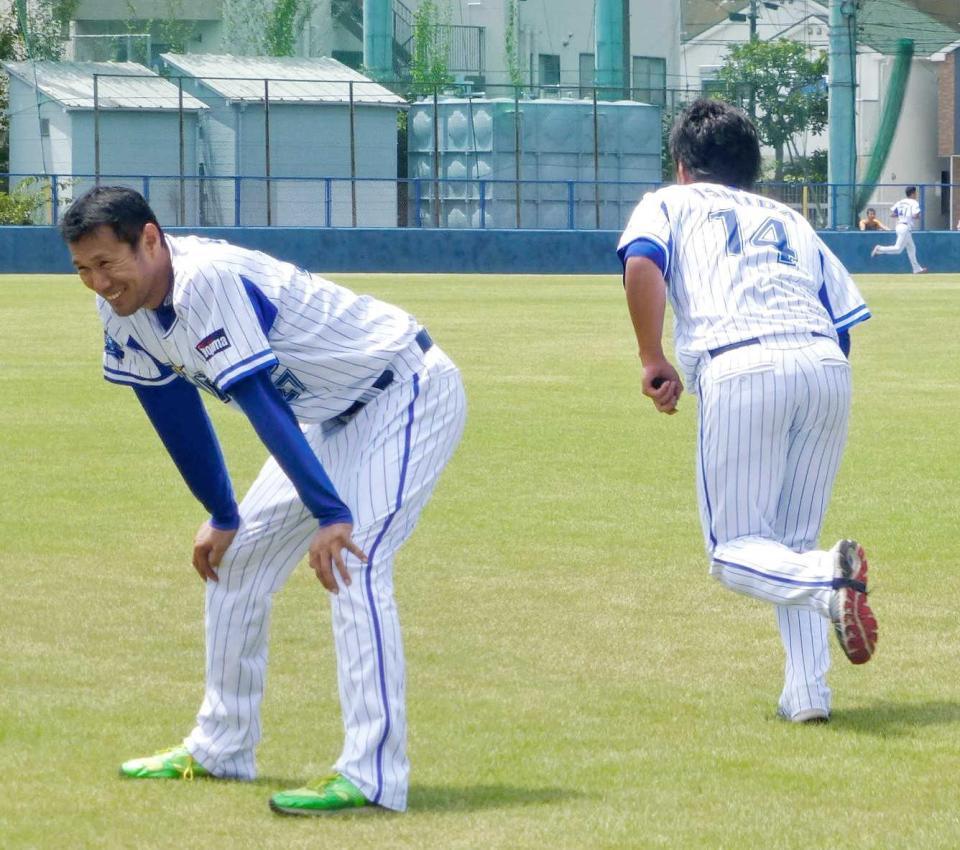 　次戦に先発する久保康（左）とランニングする石田