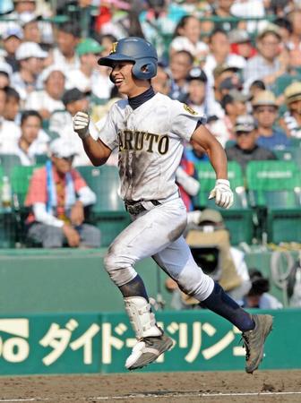 　８回、ソロを放ち生還する鳴門・日野（撮影・開出牧）