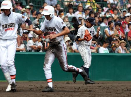 ７回木更津総合２死二塁、広島新庄・堀瑞輝（右）は追加点を許す＝甲子園（撮影・山口登）