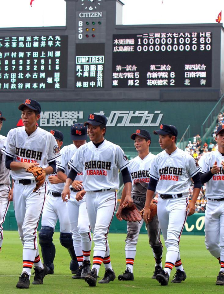 完封勝利し笑顔を見せる木更津総合・早川隆久（中央）＝甲子園（撮影・山口登）